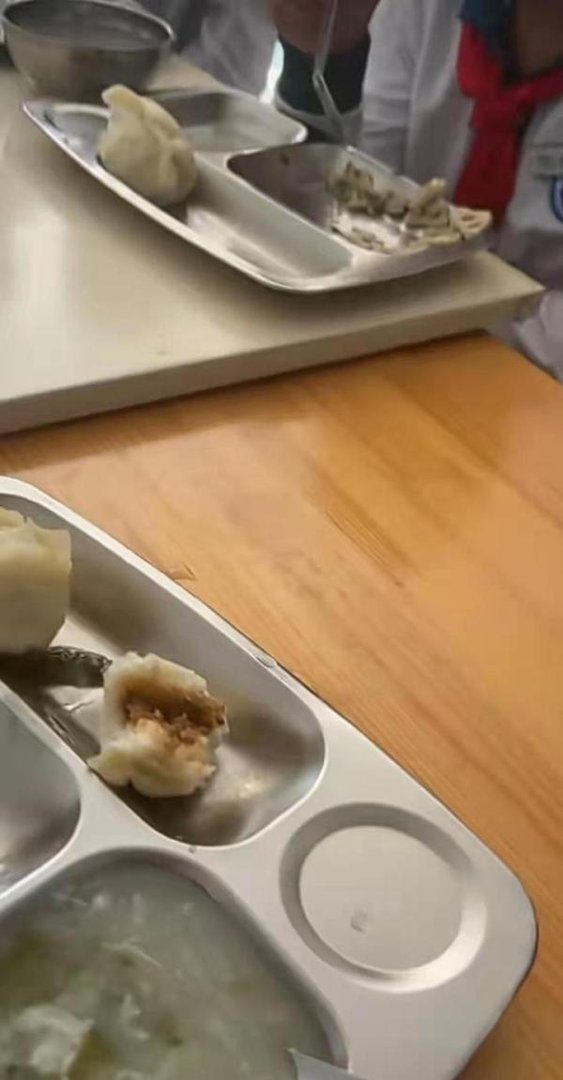 女子在托管班吃饭，收获一群小学生饭搭子：托管班没收过成年人，月底再算餐费