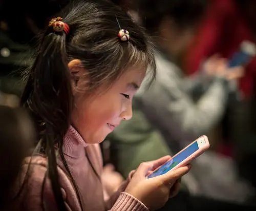 男孩玩游戏刷光患癌父亲8万救命钱,游戏公司知道后的反应是怎样的?