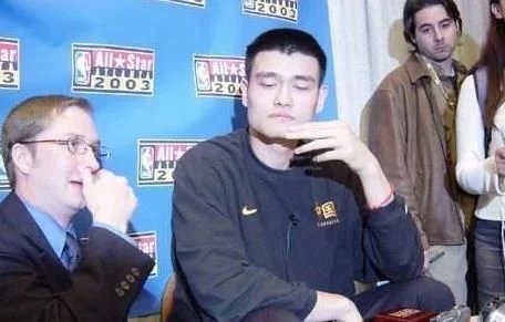 作为姚明NBA身边的翻译师，科林潘每年的收入有多少钱？