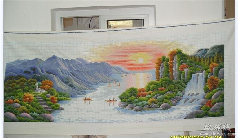 请问十字绣江山如画挂在沙发后面墙上好不好？客厅是北面的暗厅，南面三个阳间。