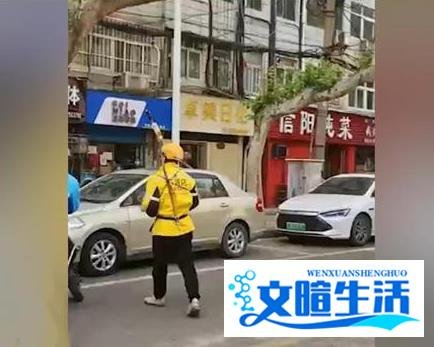外卖小哥身绑树枝挂吊瓶，边输液边送外卖，目击者：太不容易了