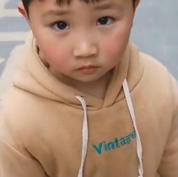 6岁小男孩给怀孕妈妈买卫生巾,这是暖男还是早熟?