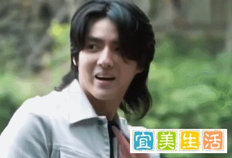 吴亦凡近照暴瘦30斤，脸部线条明朗，网友：胖瘦只在一念之间