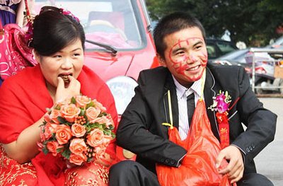 新郎遇闹婚被关铁笼浇绿漆,你见过的低俗闹婚有哪些?