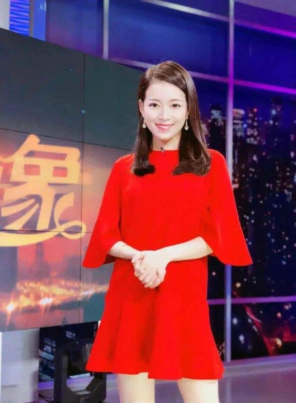 她是东方卫视主持人，离异后11年独自抚养儿子，如今事业有成，儿子帅气