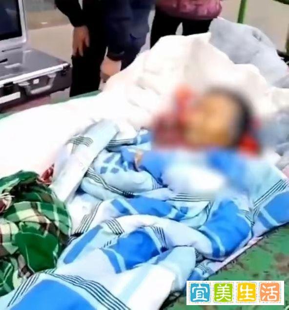 银行回应7旬老人被抬到现场办业务:重置密码是需要本人来,但银行可以上门服务,双方沟通不畅产生误会