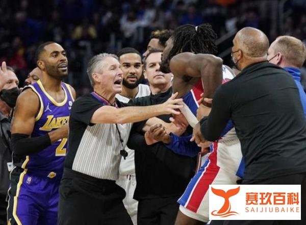詹姆斯肘击斯图尔特二级恶意犯规被驱逐 斯图尔特暴走