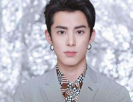 王鹤棣读什么？
