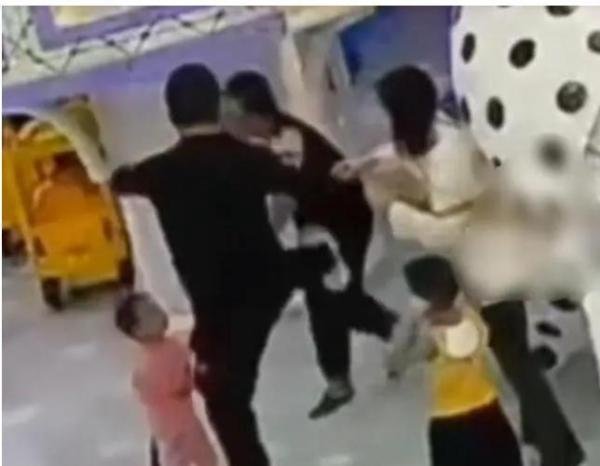 小朋友发生摩擦,男子掌掴孩子妈妈,冲动是魔鬼!