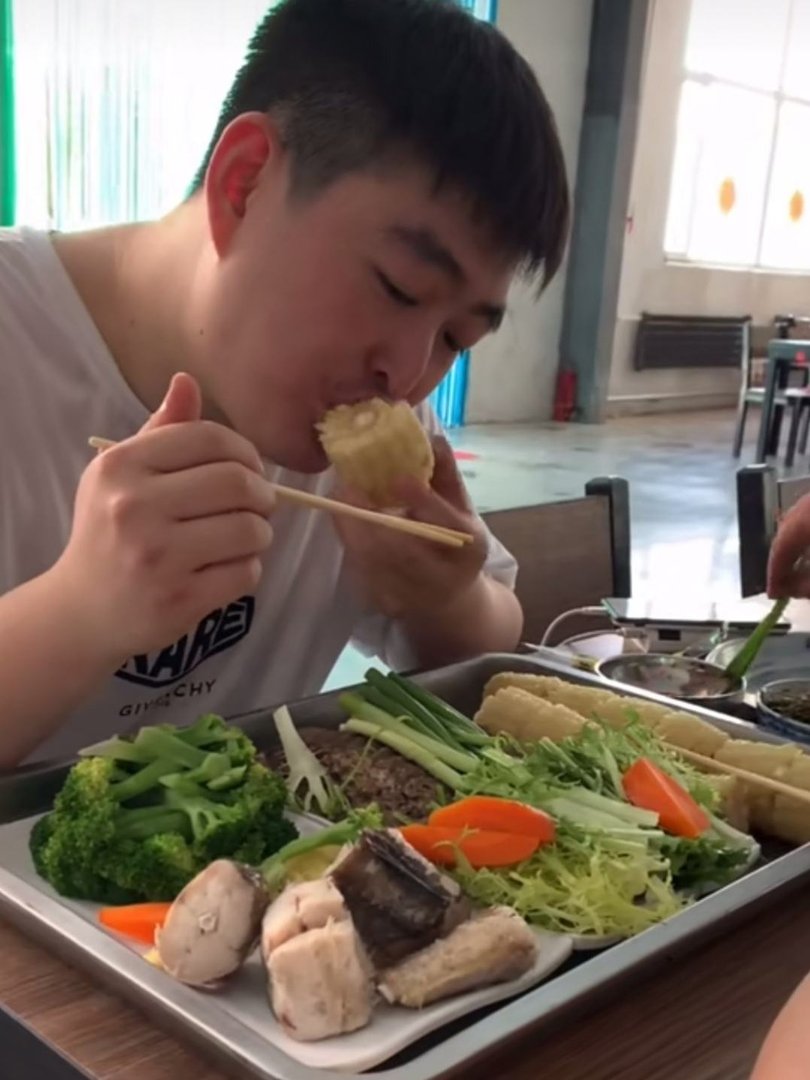 关于赵本山儿子吃盒饭抽10元烟这件事，你有何看法？
