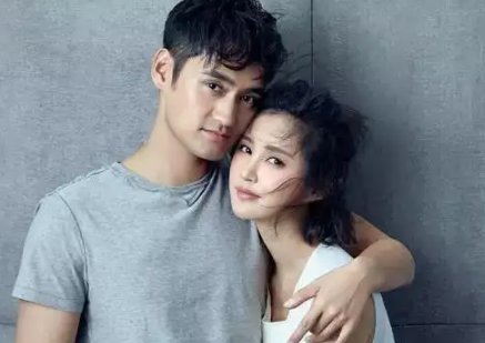 张歆艺探班老公袁弘给粉丝签名，他们夫妻二人因何结缘？