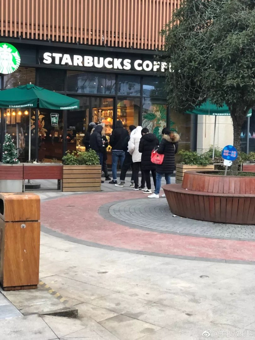 北京一星巴克被曝喝出了咖啡机的零件，作为顾客该如何维权？