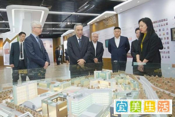 十三届全国政协副主席辜胜阻一行来访澳科大