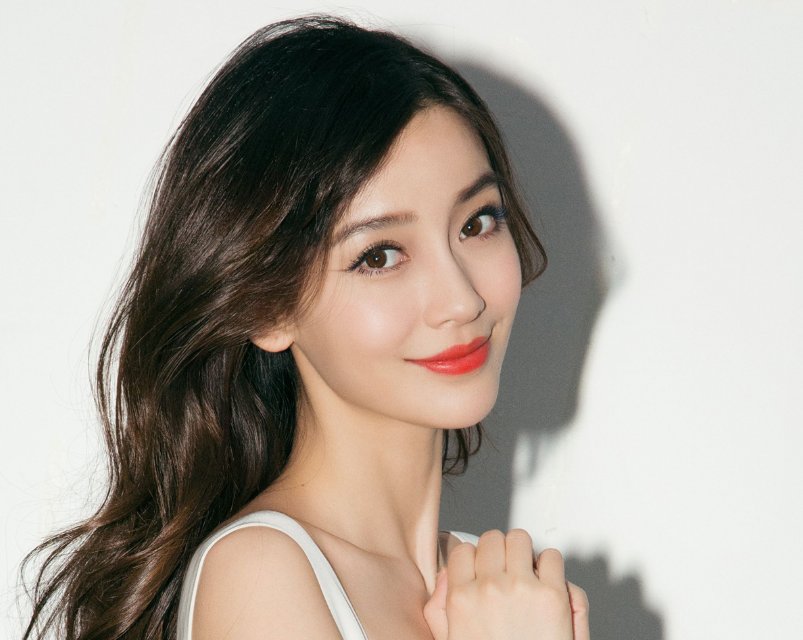 杨颖被曝想带资演战狼3遭吴京拒绝,娱乐圈和富人圈都在抛弃她,怎么回事?