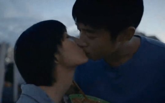 张子枫的荧幕初吻是谁夺走的？