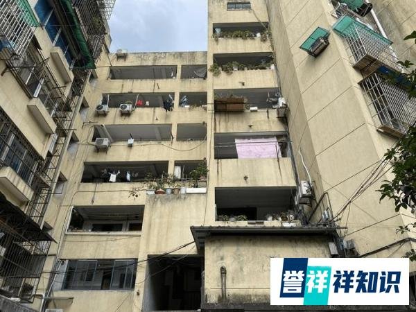 奇葩学区房火了！只有几个铁架子竟卖270万！网友却道：捡漏了