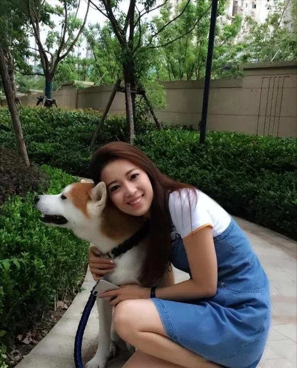 她是东方卫视主持人,离异后11年独自抚养儿子,如今事业有成,儿子帅气
