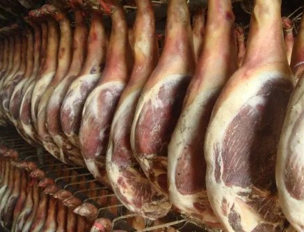 腌猪肉火腿放盐的比例是多少？具体的制作过程是什么？