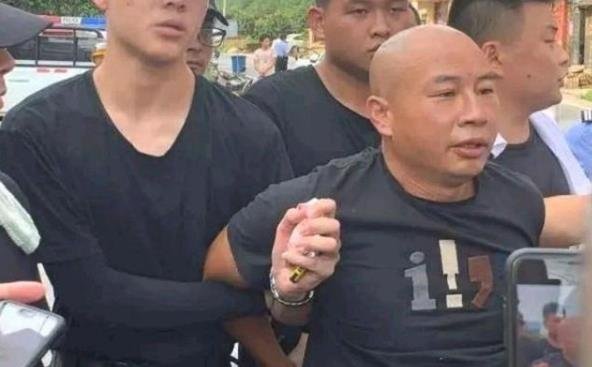 江西杀3人嫌犯落网，为何网友说他其实背负了4条人命？