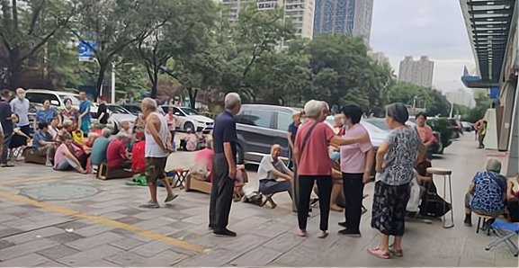 辽宁大妈高空抛屎并打伤邻居,被拘后不服上诉,法院最后是如何判的?