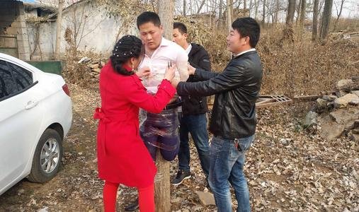 新郎遇闹婚被关铁笼浇绿漆，你见过的低俗闹婚有哪些？