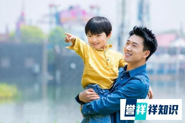 父亲聚餐把烧鸡腿全夹给女儿,疼爱孩子同时能不能考虑别家孩子?