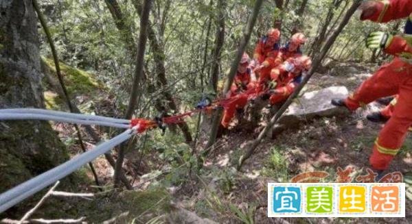 女子为拍照不听劝阻坠下60米悬崖 无人机持续搜救