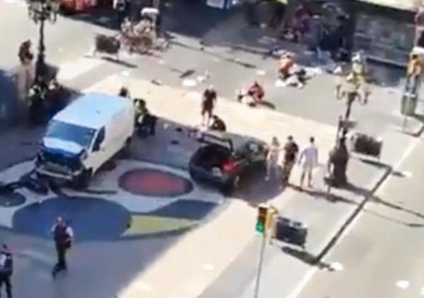 恐袭中的英雄:女警察以一敌五!射杀四名恐怖分子!