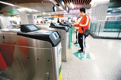 近日,楼道偶遇邻居亮绿码视频走火,为何网友表示暖心又温馨?