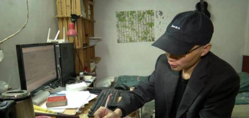 长沙一男子蜗居在8平方房内21年写《红楼梦》,他为何这么做?
