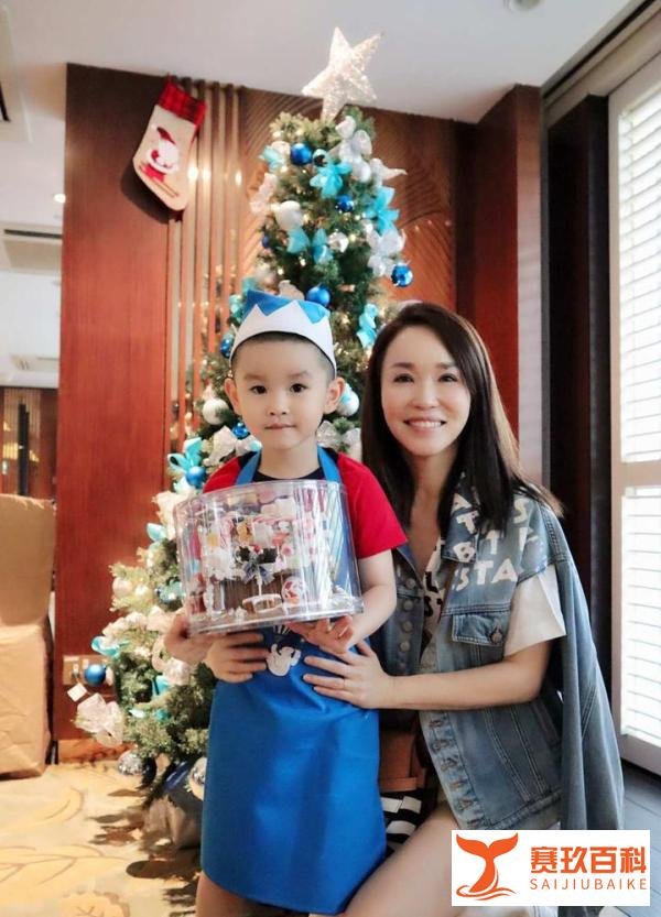 48岁范文芳晒亲子合照,保养得宜像少女,5岁儿子嘴巴超像李铭顺