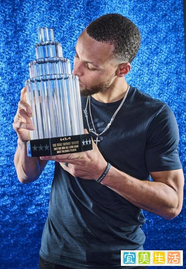 NBA全明星官推晒库里手捧AMVP奖杯定妆照：恭喜库里！