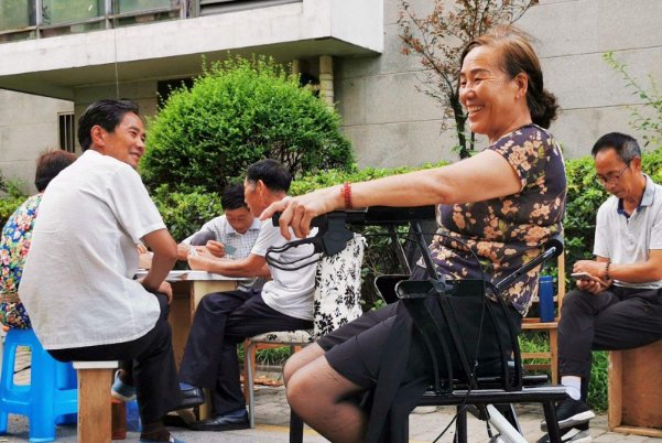 大学生发明了老人用的起行无忧椅,你觉得这椅子有用吗?