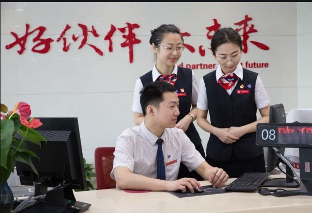 西安一银行经理骂客户,对话截图被摆大厅,事件的具体情况是怎样的