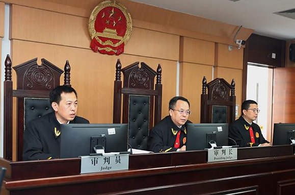 辽宁大妈高空抛屎并打伤邻居,被拘后不服上诉,法院最后是如何判的?