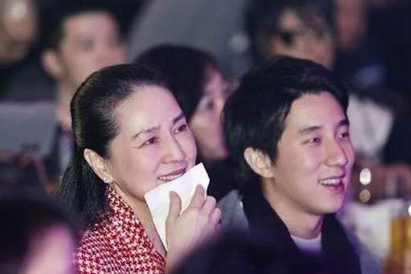 林凤娇与成龙感情史 为什么只生一个还那么能忍