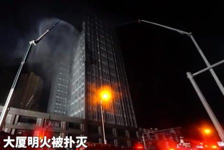 大连地标失火留黑色伤疤，里面的住户怎么办？究竟该找谁赔？