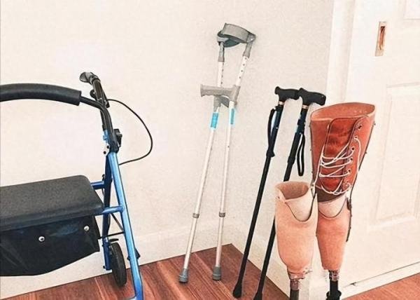 男子吃生腌海鲜后做4次手术失去1条腿 更多细节曝光