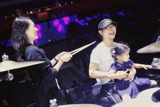 章子怡晒和汪峰合照庆祝结婚六周年,他们夫妻感情怎么样?