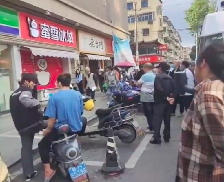 店员刚上班即猝死,蜜雪冰城回应,谁该为员工的死负责?