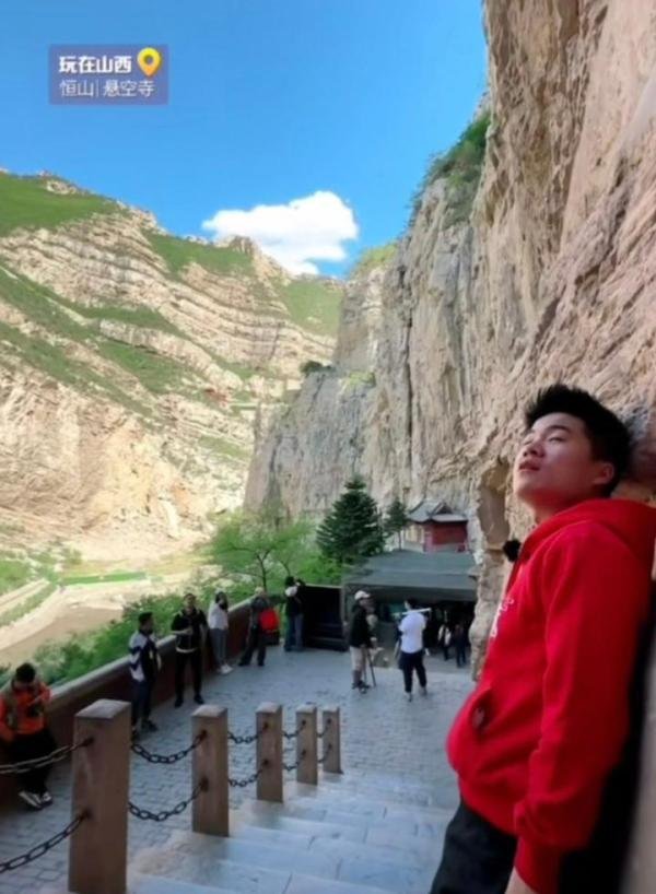 董宇辉恐高，连滚带爬游山西悬空寺，吓成表情包哭腔喊妈妈啊
