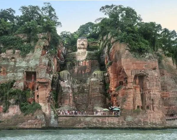 乐山大佛“真身”全部露出!三江汇流处水位极低,这对人民来说是好事吗?