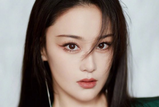 张馨予自曝被行李箱砸出眼泪,网友纷纷吐槽太脆弱,你怎么看?