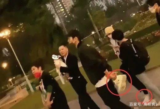 向华强与儿媳郭碧婷公园遛娃，一改硬汉形象，抱着孙女的向华强有多慈祥