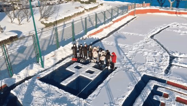 雪后大连理工惊现巨幅8个大字画作!这波操作为何如此热血?