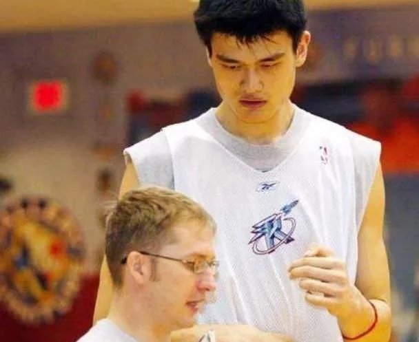 作为姚明NBA身边的翻译师,科林潘每年的收入有多少钱?