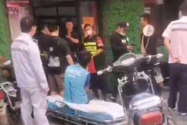 外卖员因出餐慢，当场崩溃砸店，如果你是店主，你会咋办？