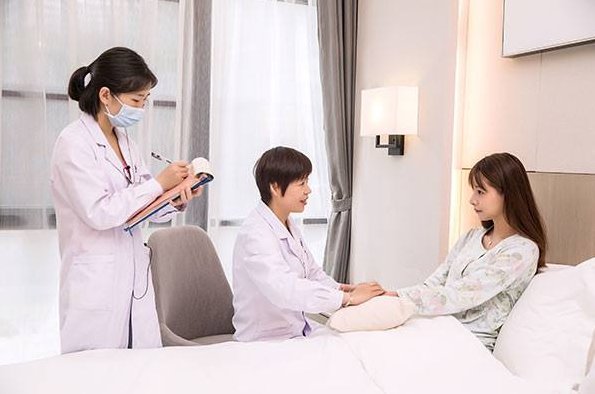 湖南长沙一名17天大婴儿遭月嫂失手摔地,月子中心负责人对此事作何辩解?
