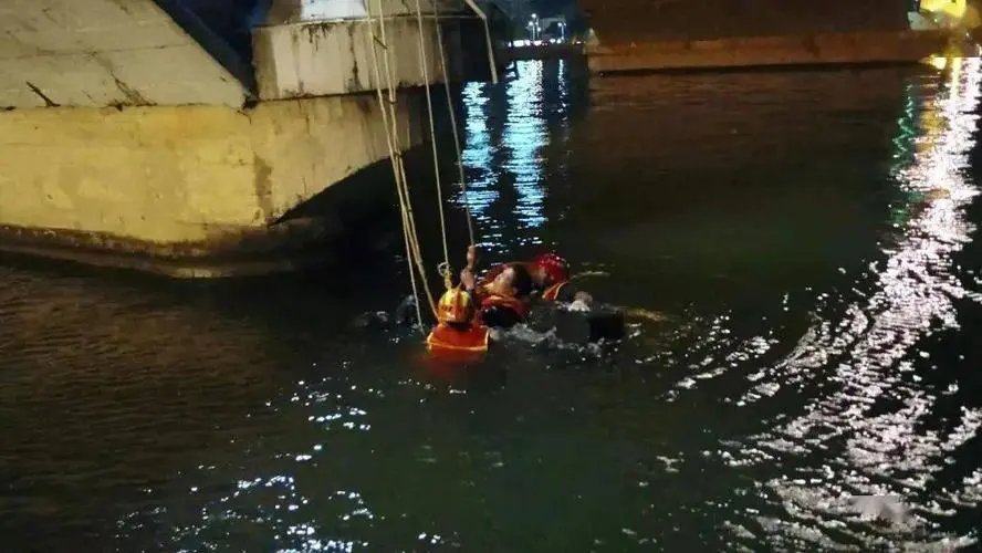 好身手！90后姑娘凌晨跳江救回轻生男，男子生前遭遇过什么？
