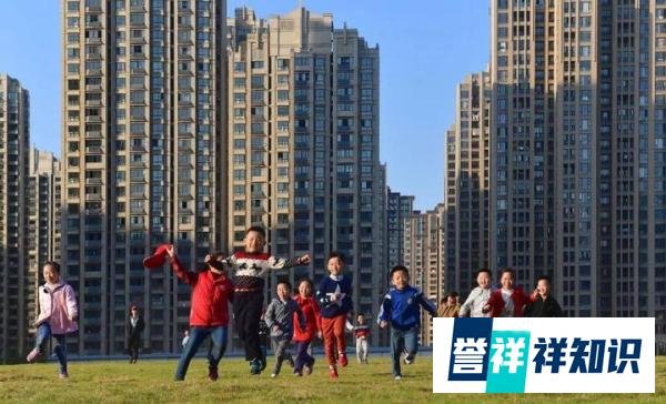 奇葩学区房火了！只有几个铁架子竟卖270万！网友却道：捡漏了